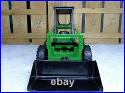 ERTL 15868 John Deere Skid steer green metal excavator model