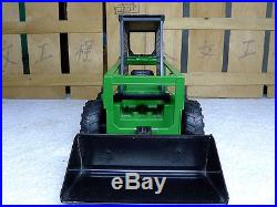 ERTL 15868 John Deere Skid steer green metal excavator model