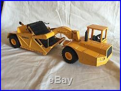 Ertl 125 John Deere Industrial Earth Scraper Belt Excavator Tractor used