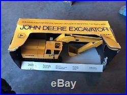 JOHN DEERE 690 EXCAVATOR NEW in BOX ERTL Vintage Farm Toys JD Construction